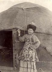 Девушка подросток у юрты. Казахи. Фотоархив РЭМ