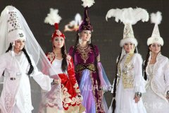 Казашки в традиционных нарядах