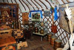 Внутри монгольской юрты с гнутыми Унь