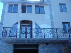Современное ограждение крыльца в п. Серебрянка, респ. Тыва.