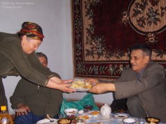 Табак алыу (уважение старшему или гостью в виде поклона, после трапезы)