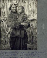 Каракалпачка с ребенком, Караузякский р/н., 30 годы ХХ в.