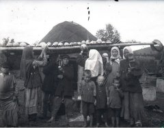 Башкиры сушат курут (ҡорот). Фотография первой половины XX в.