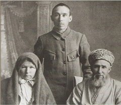На фотографии родители и брат Ахметзаки Валиди Тогана: отец - Ахметша Валиди, мать - Уммулхаят Валиди и брат Габдрауф Валиди.