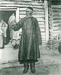 Башкир-охотник с соколом. Российская империя, Шадринский уезд Пермской губернии. Начало ХХ века.