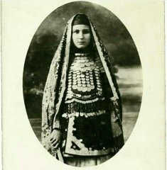 Башкирка, в традиционном хиджабе. Фотография конца XIX - нач. XX веков.