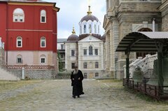 Русские на Афоне (внутренний двор скита Апостола Андрея).jpg