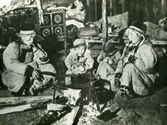 Внутри Алтайский юрты (аила)