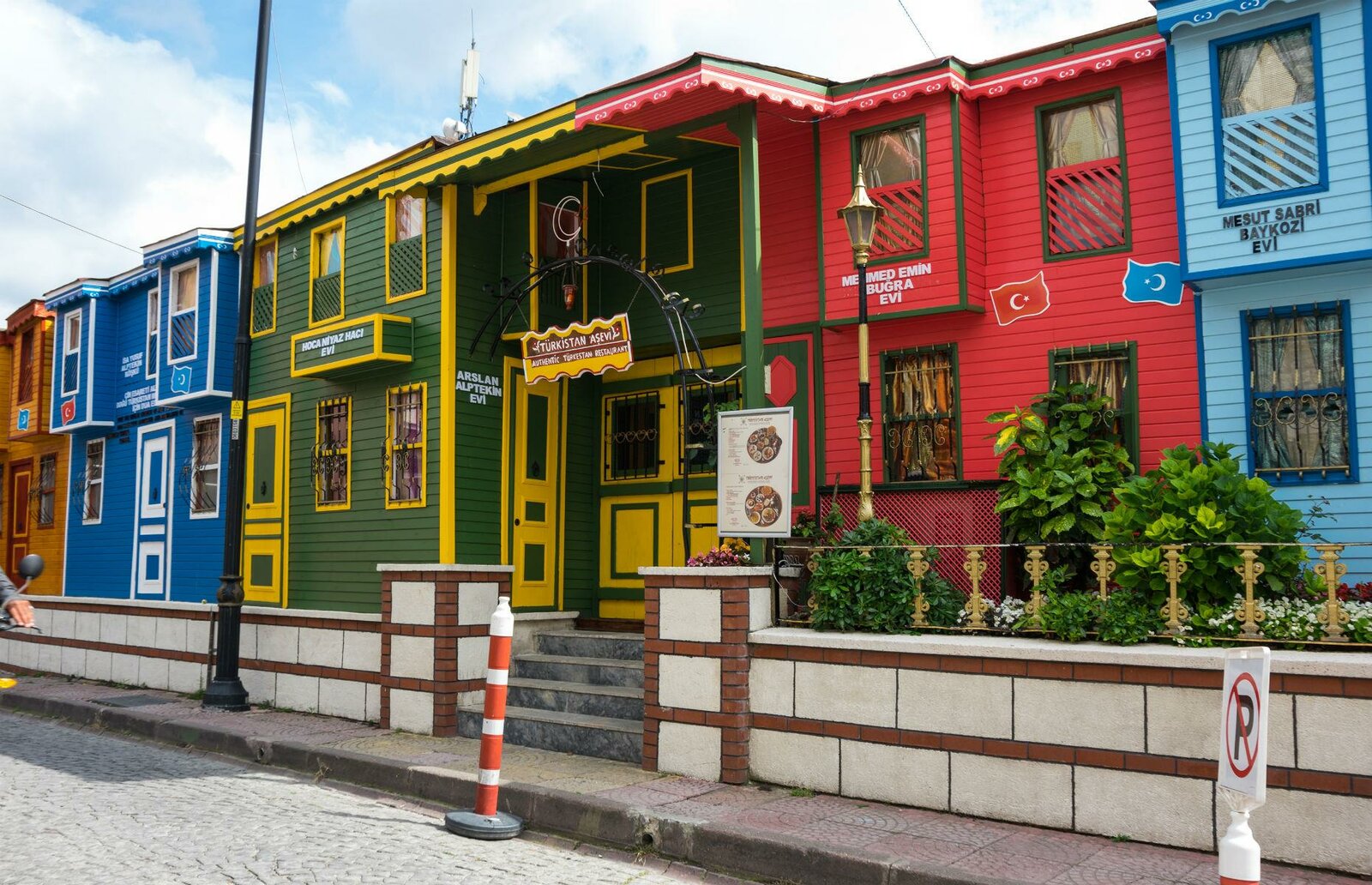 large.1808455232_cac7f565-b7d8-47cd-b670-e715b183ac49-ColourfulhousesinthehistoricalcenterofIstanbul.jpg.831a4325bb018dc60a625cb8c27664b9.jpg